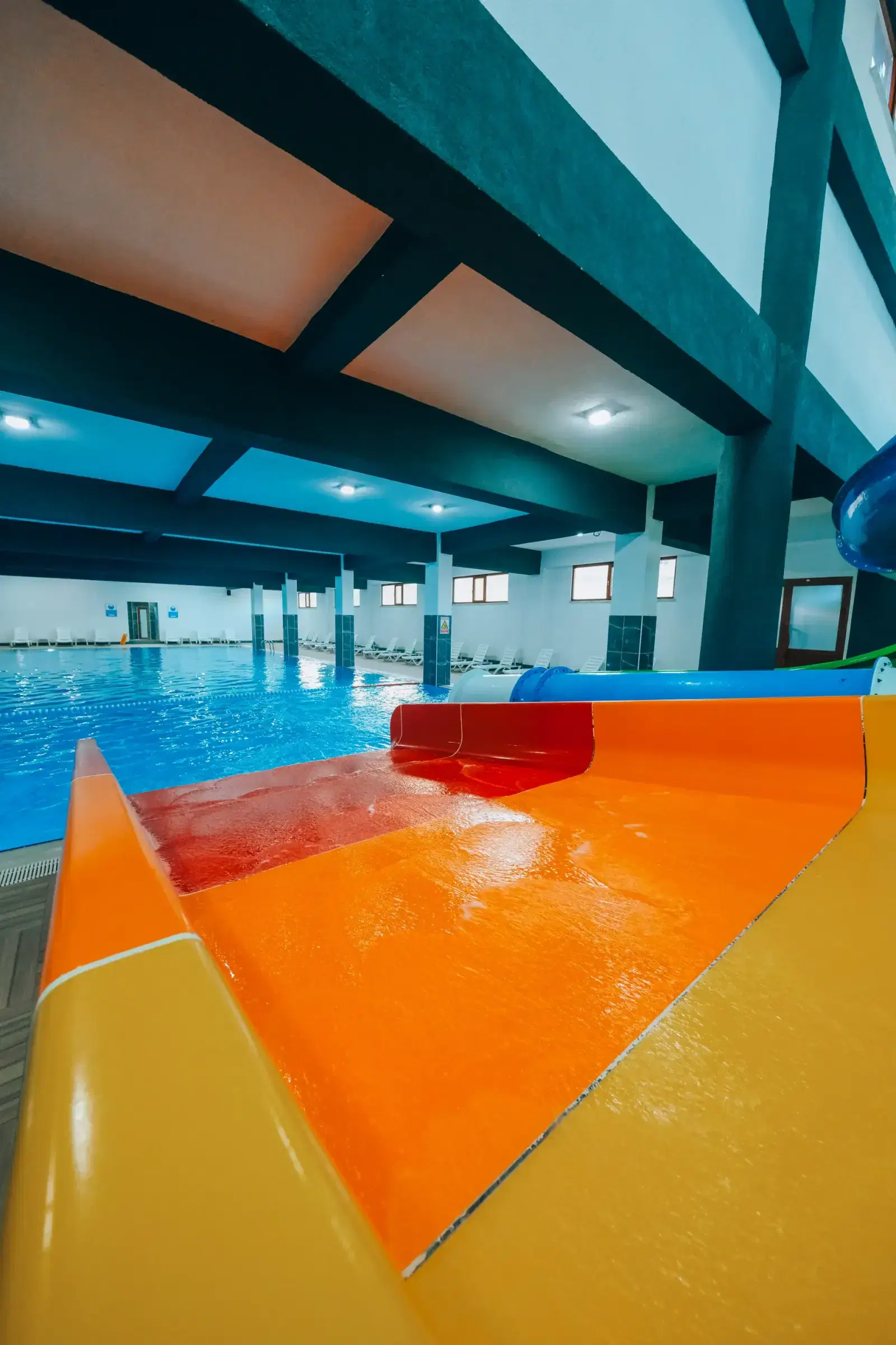 Kastilya Hotel: Orange water slide, close-up