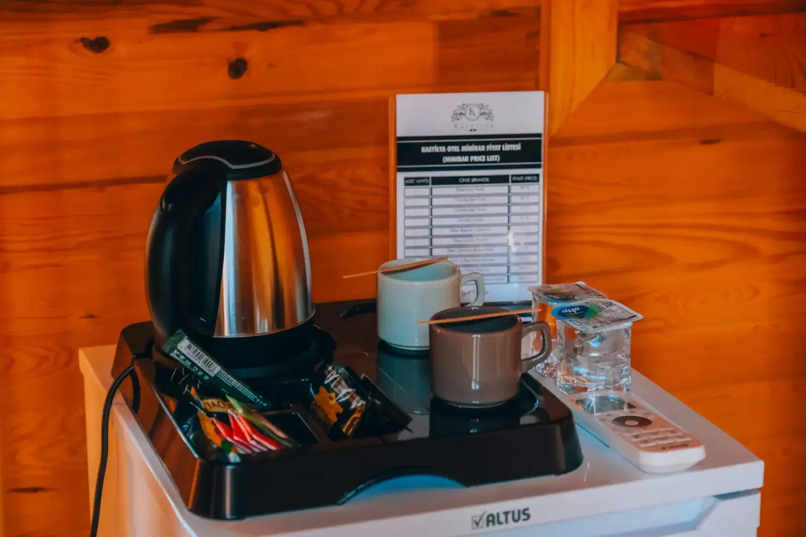 Kastilya Otel: Bungalovda çay-kahve seti