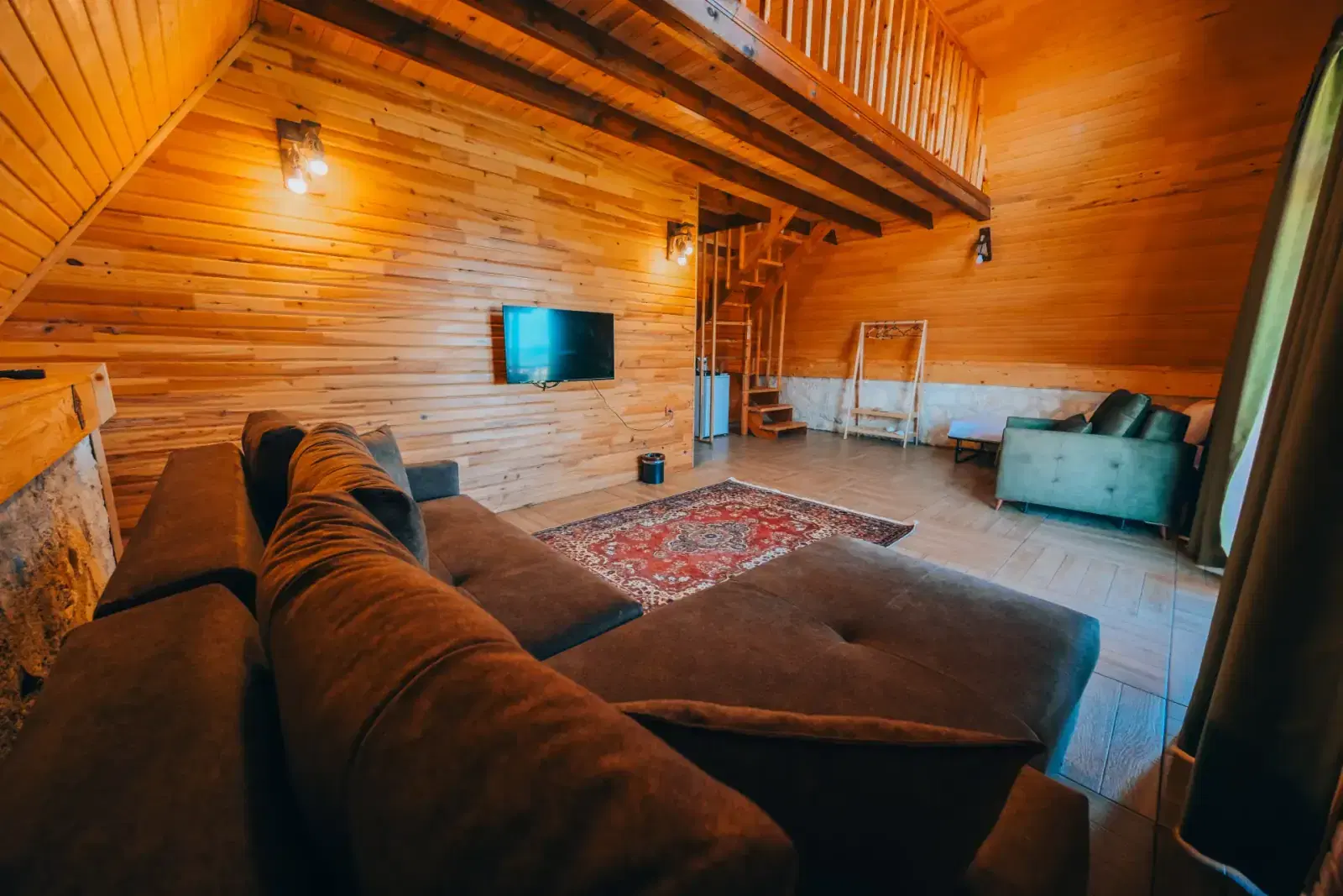 Kastilya Otel: Bungalov oturma alanı, ahşap tavan