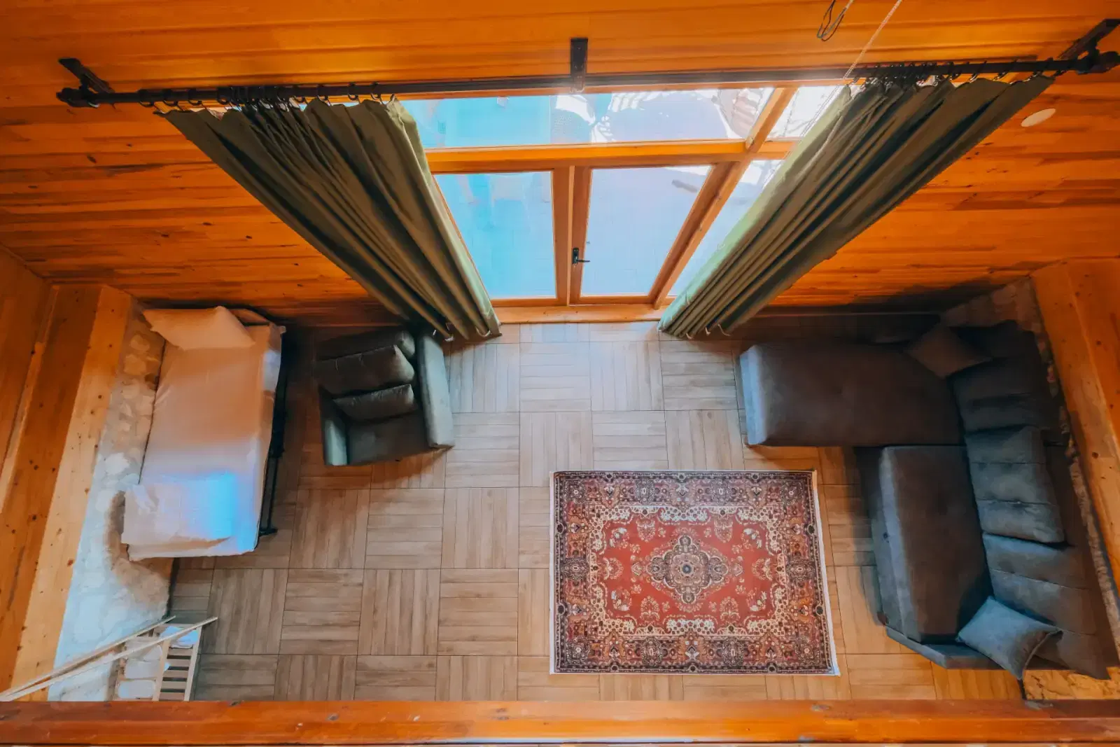 Kastilya Otel: Bungalov yaşam alanı, asma kattan görünüm