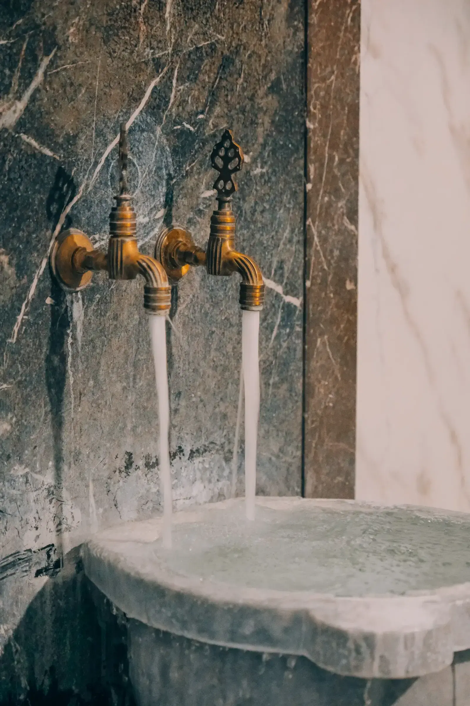 Kastilya Hotel: Hammam basin with brass taps