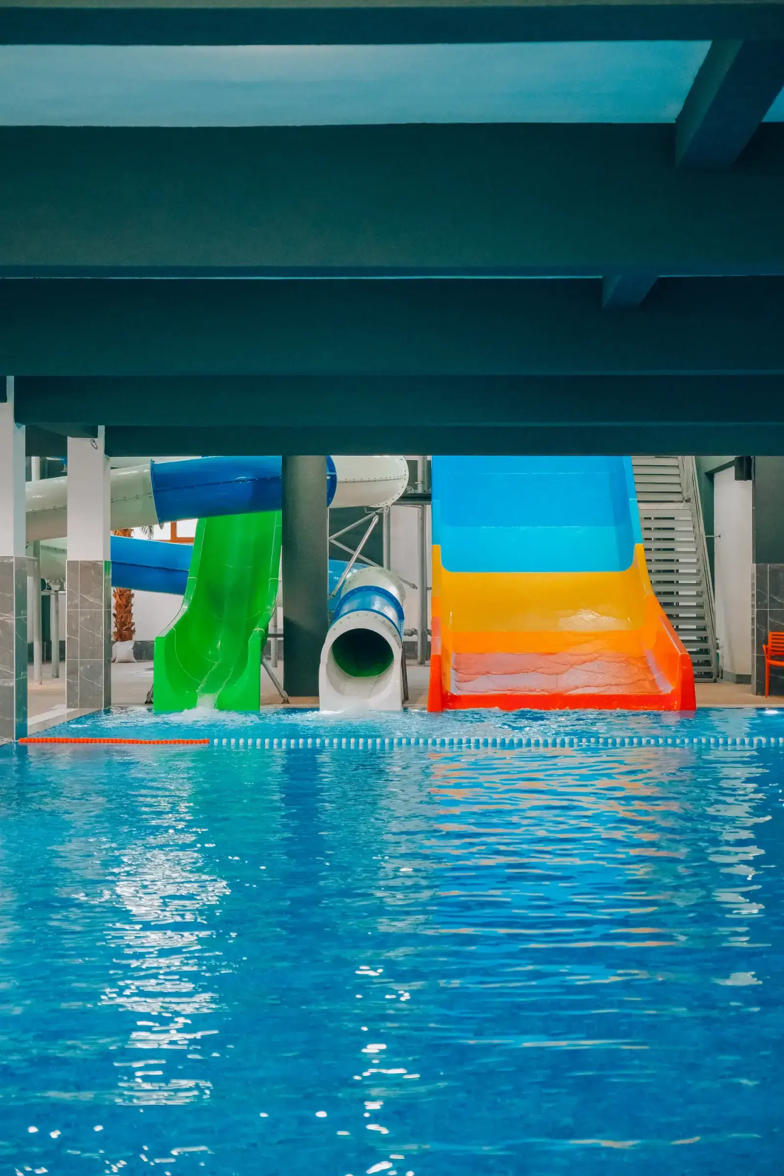 Kastilya Hotel: The pool with water slides behind