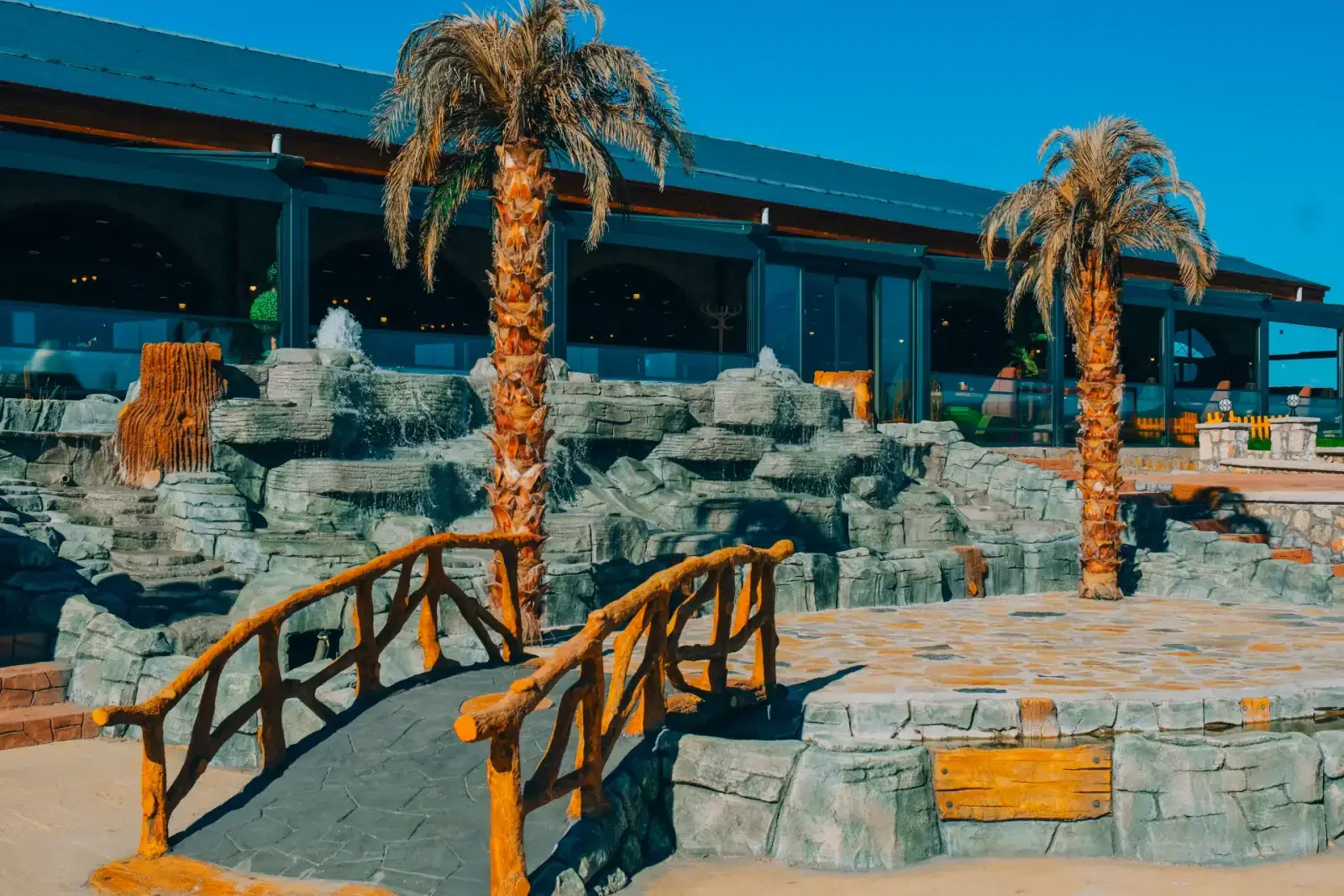 Kastilya Otel: Restoran önündeki kaya havuzu ve ahşap köprü