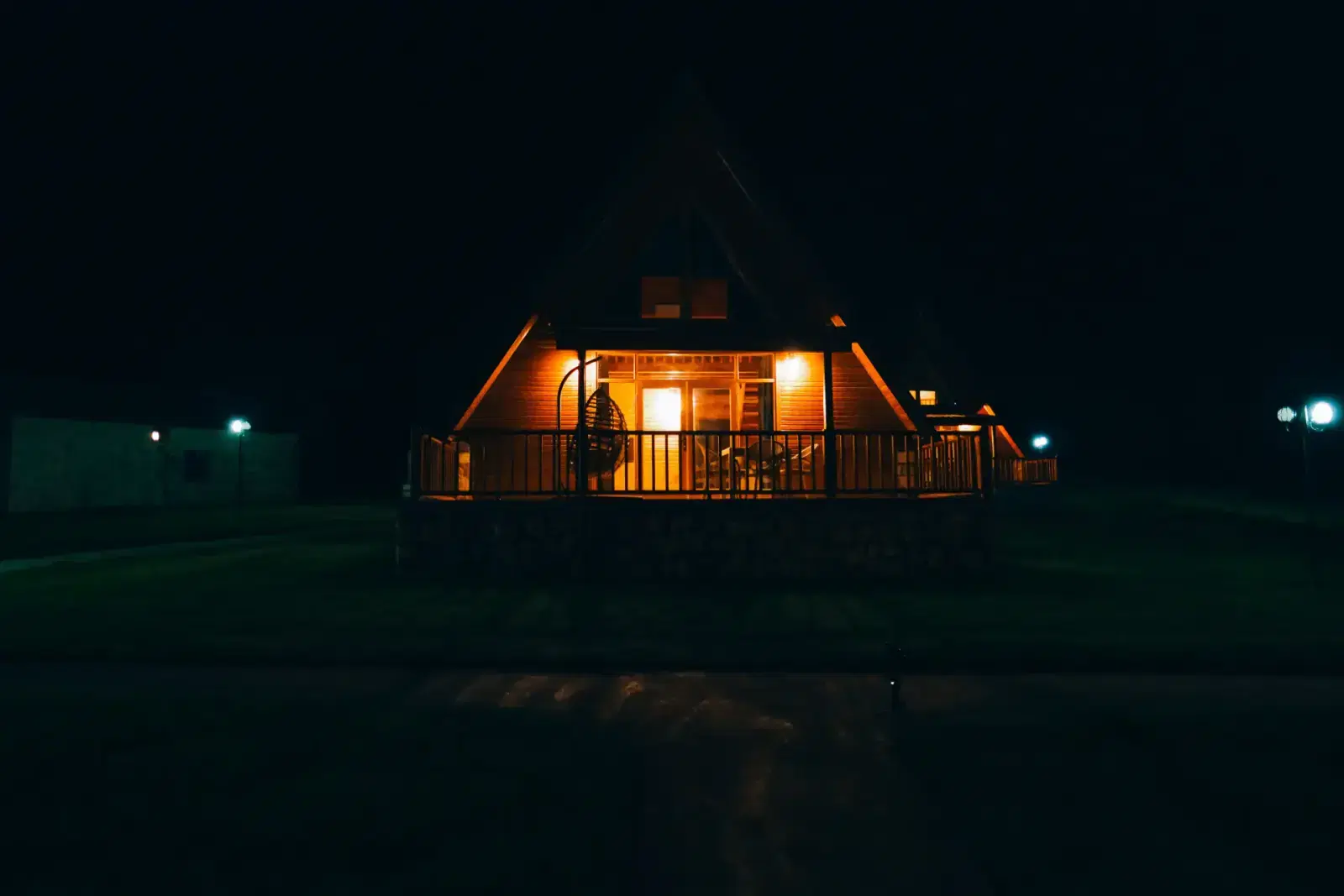 Kastilya Otel: Gece ışıklandırılmış bungalov