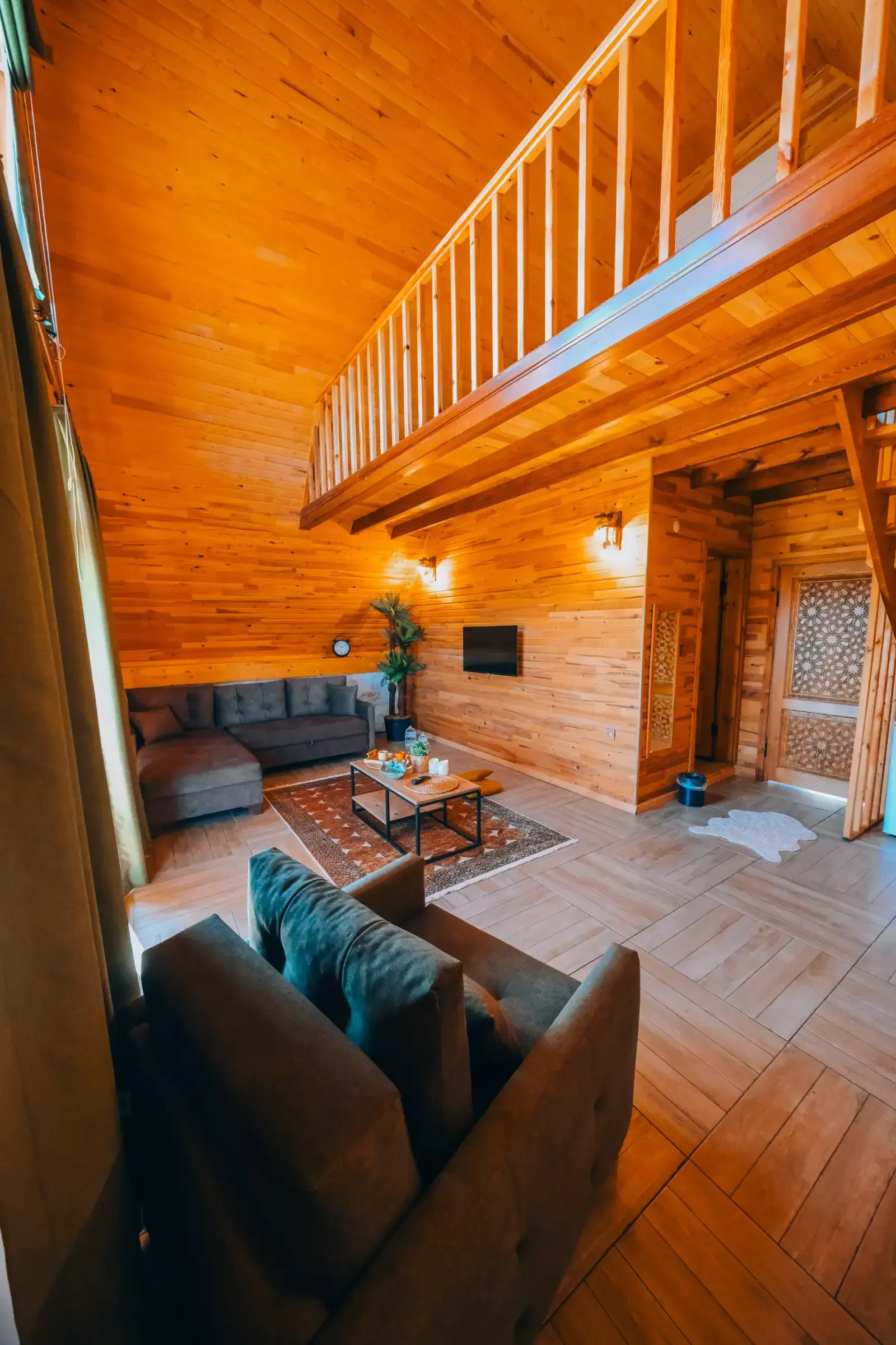 Kastilya Hotel: Bungalow interior with seating area and loft
