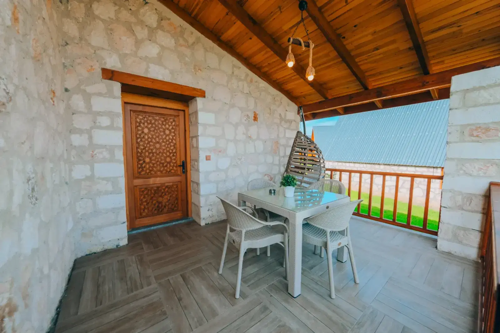 Kastilya Otel: Taş ev verandasında masa