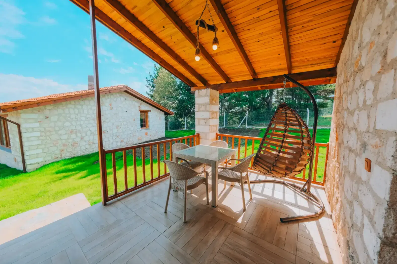 Kastilya Otel: Taş ev verandası, salıncak koltuk ve masa