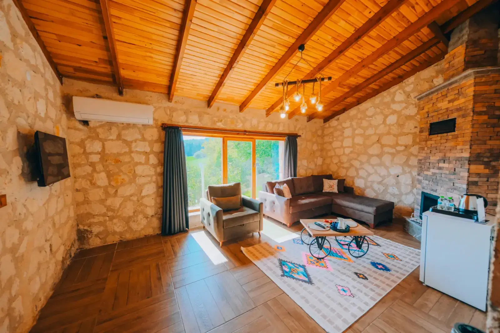 Kastilya Hotel: Stone house living space