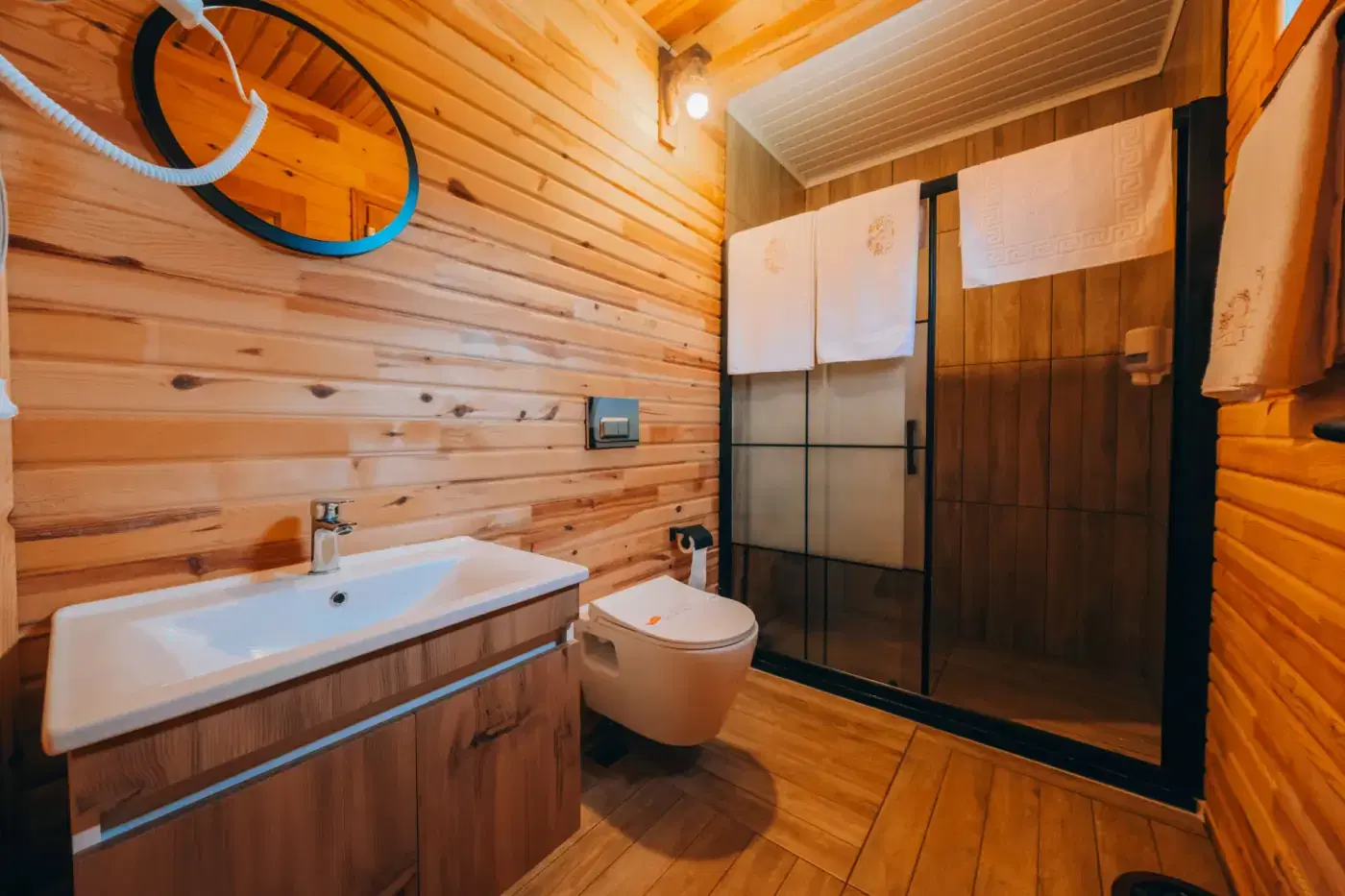 Kastilya Otel: Bungalov banyosu