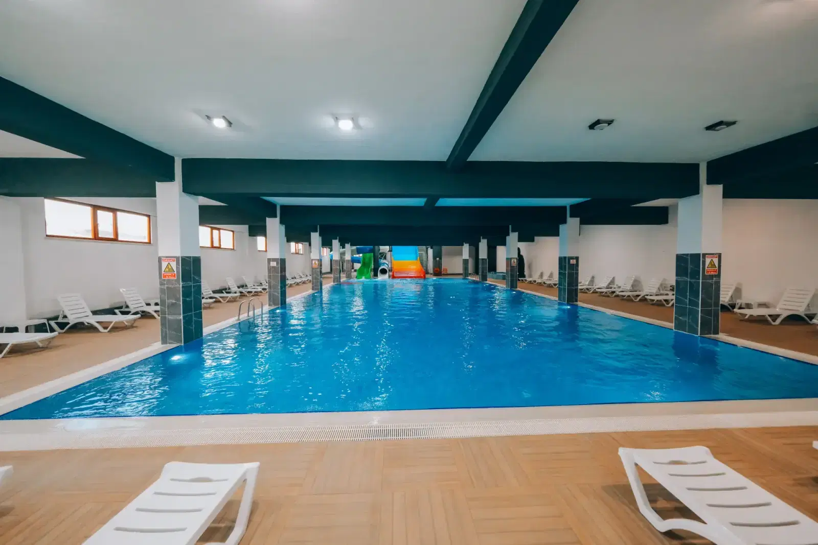 Kastilya Otel: Kapalı yüzme havuzu ve şezlonglar