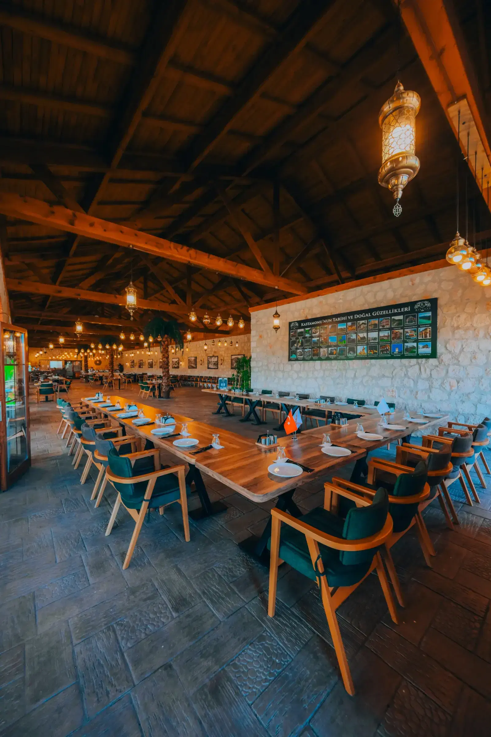 Kastilya Restoran, ahşap tavan ve fenerler
