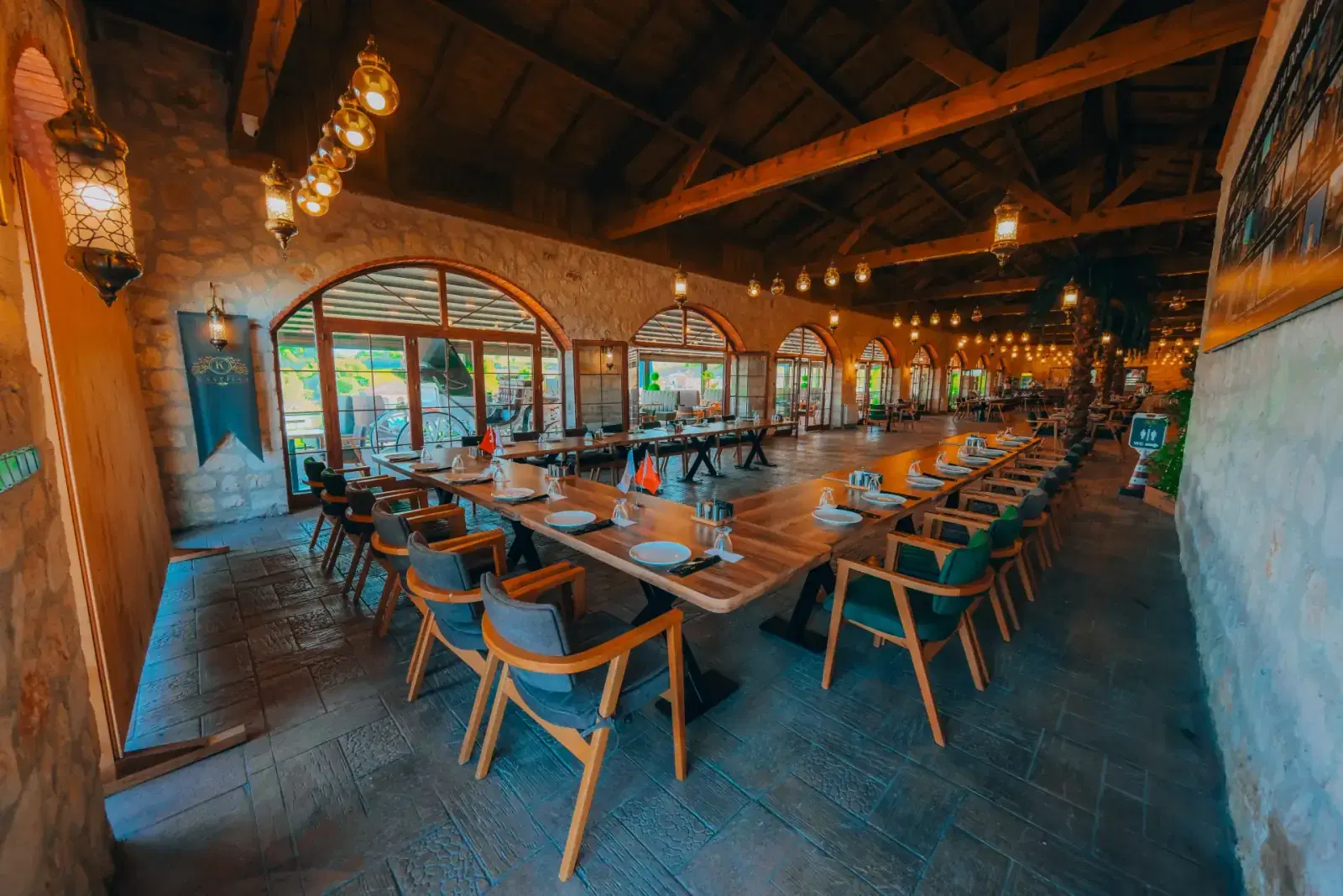Kastilya Restoran, kemerli pencereler ve uzun masalar