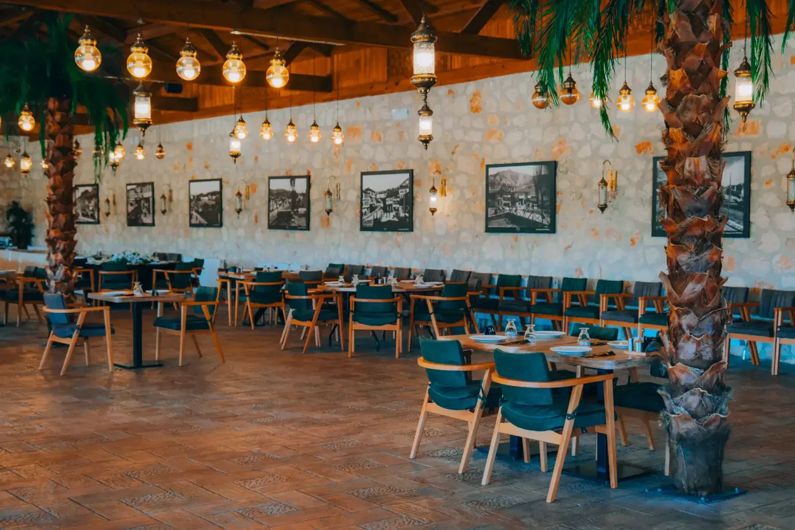 Kastilya Restoran salonu, taş duvarlar