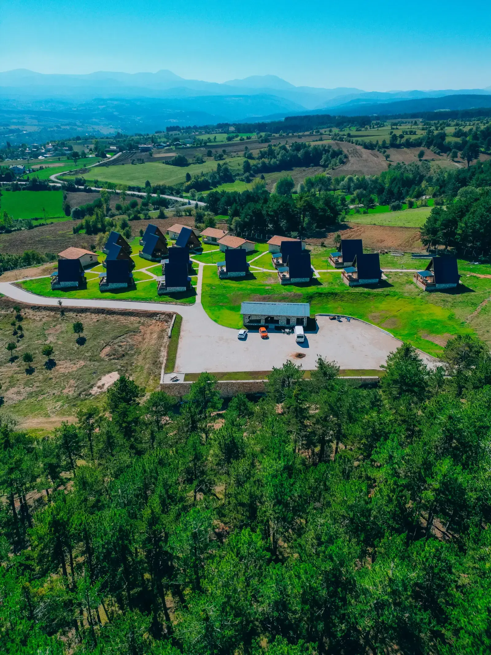 Kastilya Otel, çam ormanı ve Kastamonu dağları, havadan görünüm