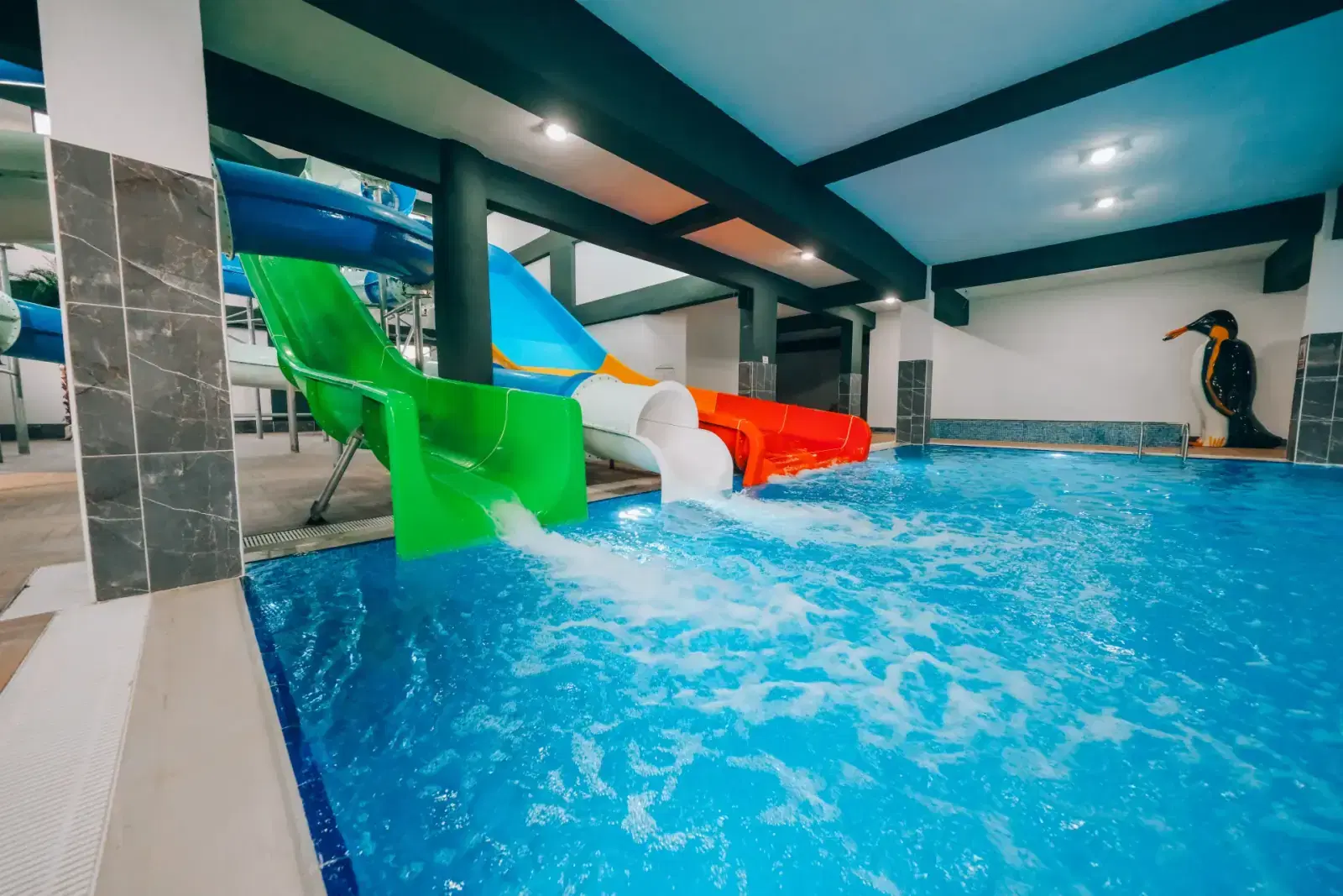 Kastilya Otel: Aquapark: renkli su kaydırakları ve havuz