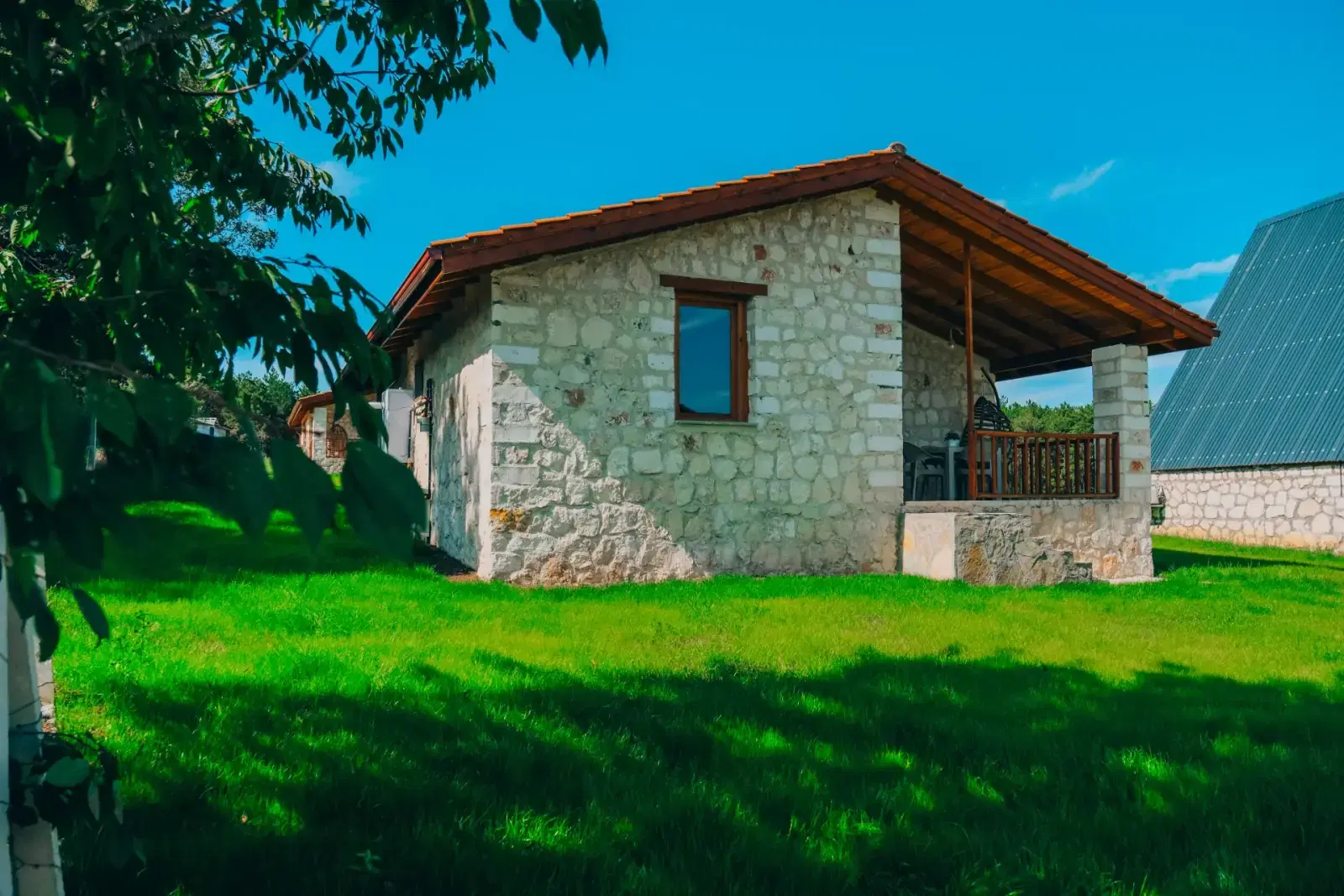 Kastilya Otel: Kastamonu taşından yapılmış taş ev ve verandası