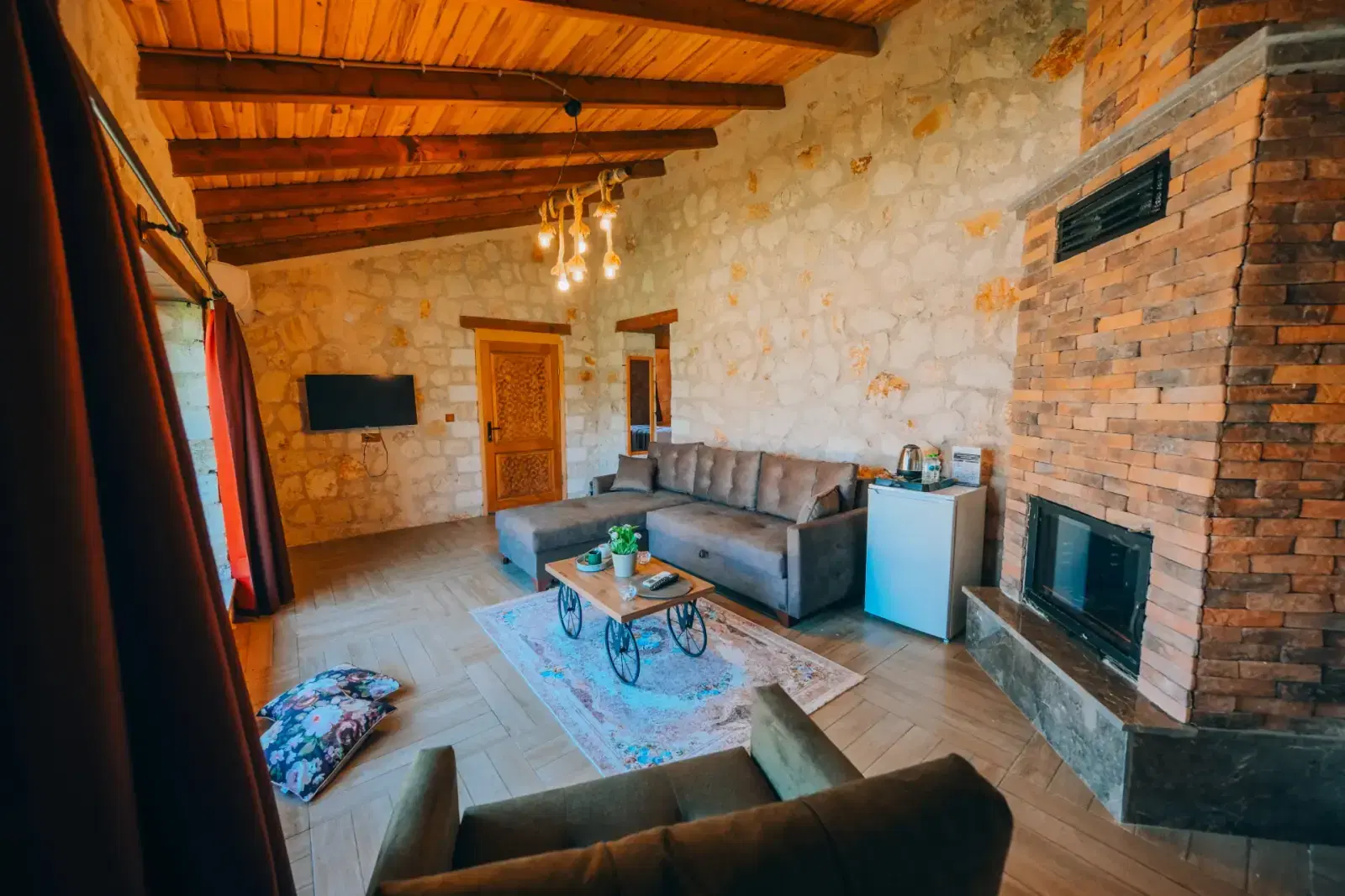Kastilya Otel: Taş ev oturma alanı ve şömine