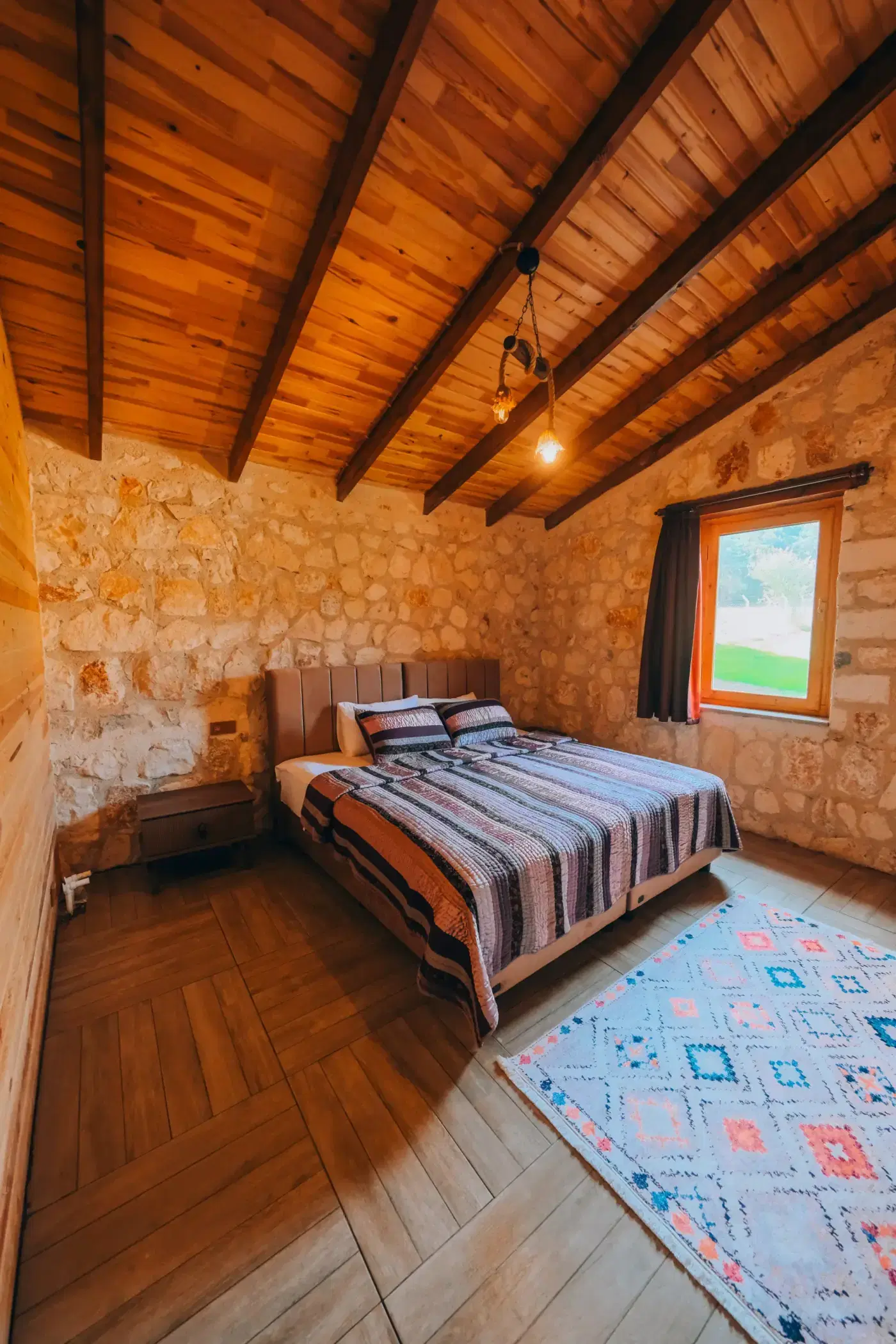 Kastilya Hotel: Bedroom with stone walls